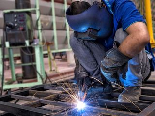 Требуются сварщики и малеры. Angajam sudori si vopsitori.Proiecte moderne.