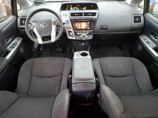 Toyota Prius v foto 8