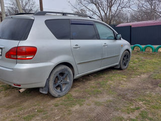 Toyota Avensis Verso foto 2