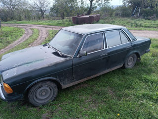 Mercedes Series (W123) foto 3