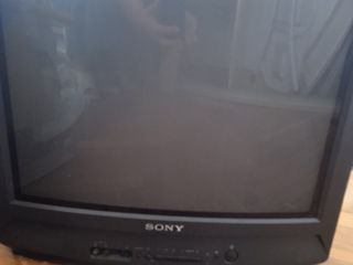 Два старых телевизора