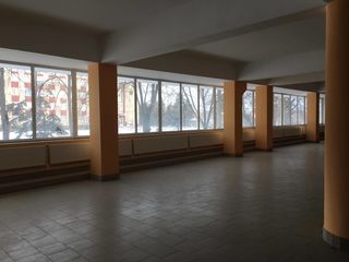 Arenda incapere comerciala 500m2 centru orasului Floresti!! foto 2