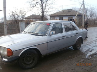 Mercedes Series (W123) foto 2