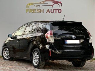 Toyota Prius v foto 3