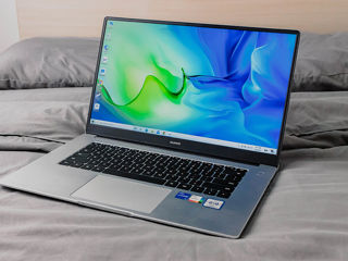 Laptop Huawei puternic și rapid