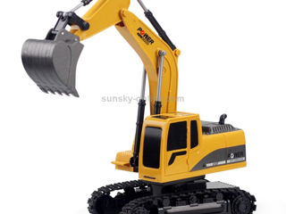 Jucărie excavator cu telecomandă. Детская игрушка экскаватор c дистанционным управлением.