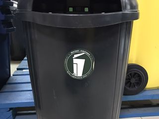Оцинкованные и пластиковые контейнеры / мусорные баки / урны . foto 2