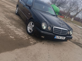 Mercedes E-Class foto 1