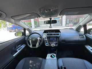 Toyota Prius v foto 3