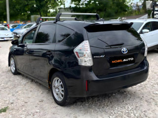 Toyota Prius v foto 4