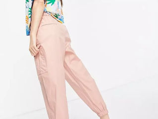 Urban Revivo брюки карго в розовом цвете foto 2