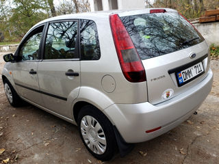 Ford Fiesta foto 3