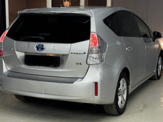 Toyota Prius v foto 2