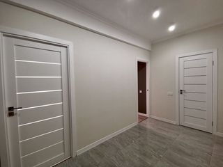 Vânzare apartament cu 3 camere separate + living, bloc nou, design individual, str. Sprîncenoaia! foto 10