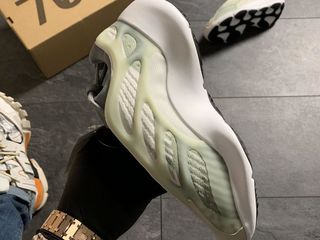 Adidas Yeezy Boost 700 V3 White & Grey Unisex foto 4