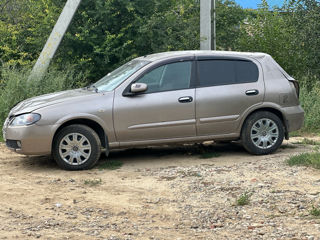 Nissan Almera foto 2