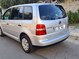 Volkswagen Touran foto 2