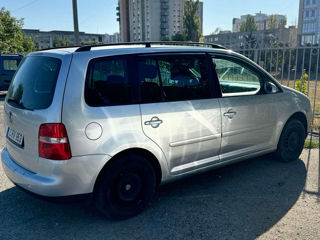 Volkswagen Touran foto 1