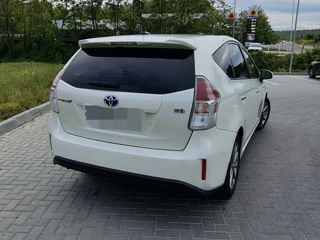 Toyota Prius v foto 2