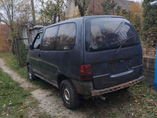 Nissan Serena foto 2