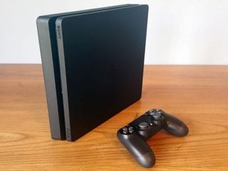 Продам Ps 4 Slim 1 Tb состояние как новое весь комплект 3400 лей цена без торга и обмена