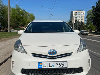 Toyota Prius v foto 3