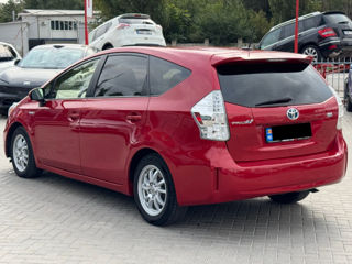 Toyota Prius v foto 3