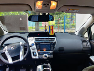 Toyota Prius + фото 8