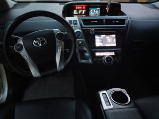 Toyota Prius v foto 5