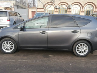 Toyota Prius v foto 3