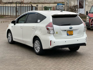 Toyota Prius v foto 4