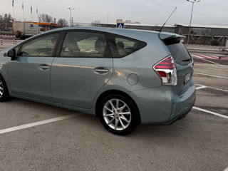 Toyota Prius v foto 4