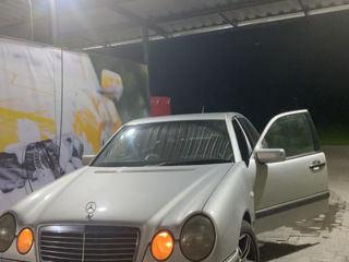 Mercedes E-Class foto 2