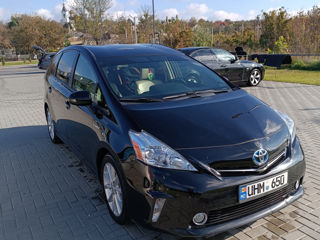 Toyota Prius v foto 1