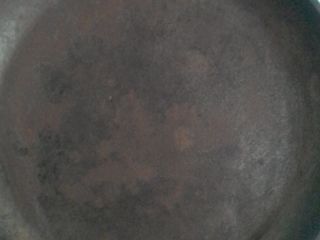 Чугунная сковорода 29 см и 3.5 см в. новая  Белориссия крышки алюминий б/у 35  -100 lei. foto 1