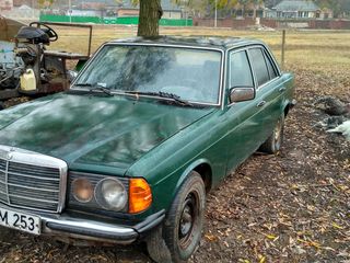 Mercedes Series (W123) foto 2