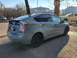 Toyota Prius v foto 3