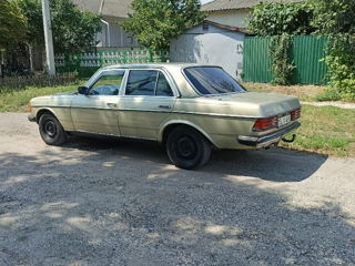 Mercedes Series (W123) foto 2