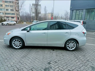 Toyota Prius v foto 4