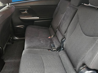 Toyota Prius v foto 7