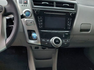 Toyota Prius v foto 7