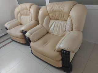 Se vinde complcetul de mobila divan și 2 fotolii foto 2