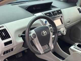 Toyota Prius v foto 9