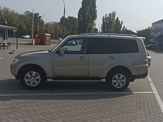 Mitsubishi Pajero foto 2