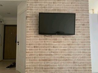 Установить телевизор на стене. Montez tv pe perete. Fixarea televizorului pe perete. foto 3
