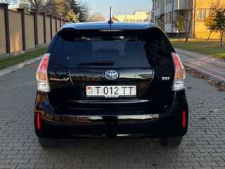 Toyota Prius v foto 4