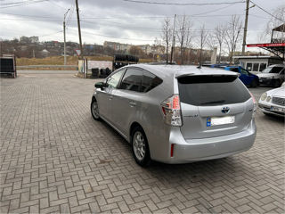 Toyota Prius v foto 7