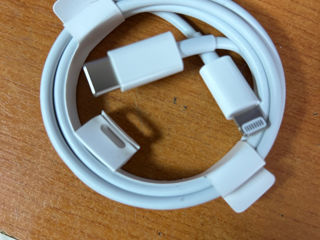 Lightning to USB Cable 100% original din cutia telefonului.