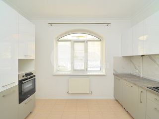 Casa cu 2 nivele, Centru, reparație euro, 220 mp, 1300 € ! foto 4