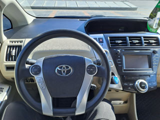 Toyota Prius v foto 4